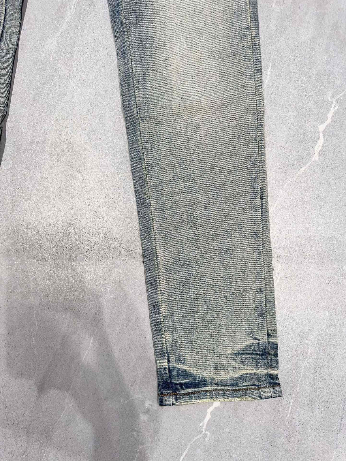 DISTRESSED DENIM “Hanging Distressed Blue”