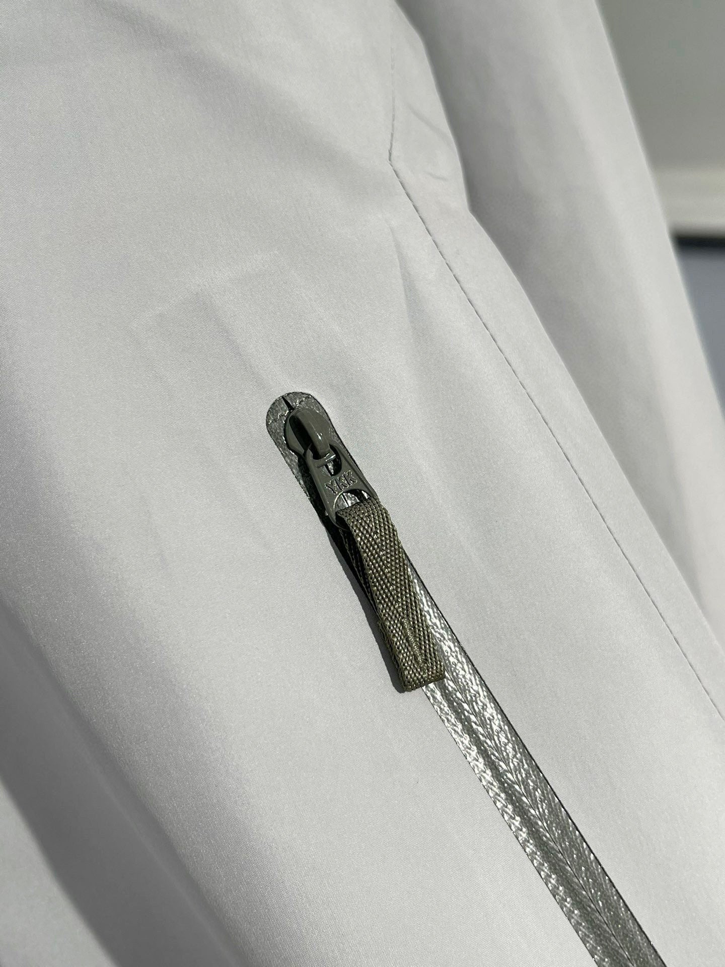 CLIMBERS WINDSHELL “White Grey”