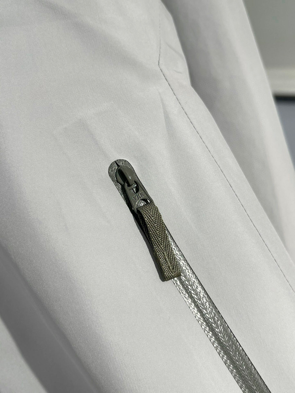 CLIMBERS WINDSHELL “White Grey”