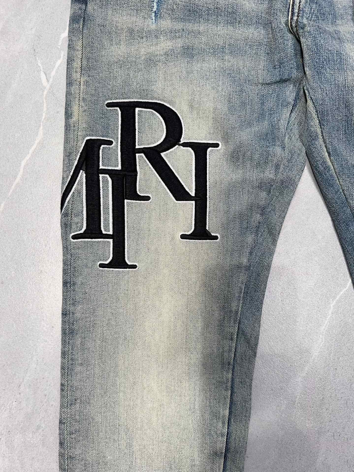 DISTRESSED DENIM “Hanging Distressed Blue”