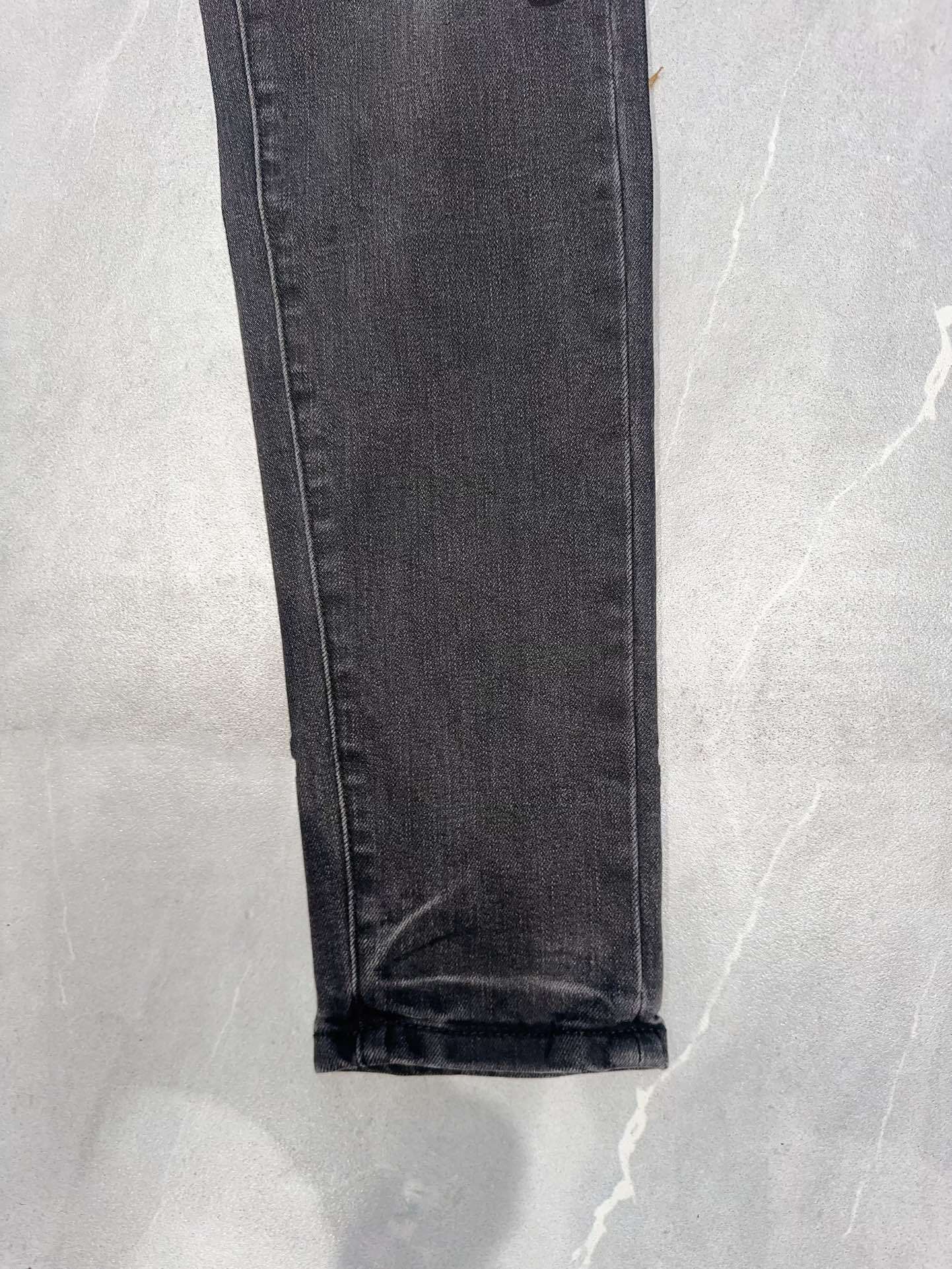 DISTRESSED DENIM “Seamless”