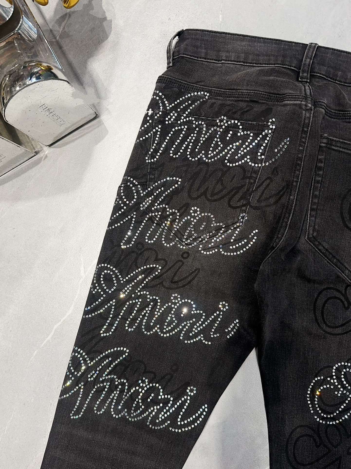 DISTRESSED DENIM “Seamless”