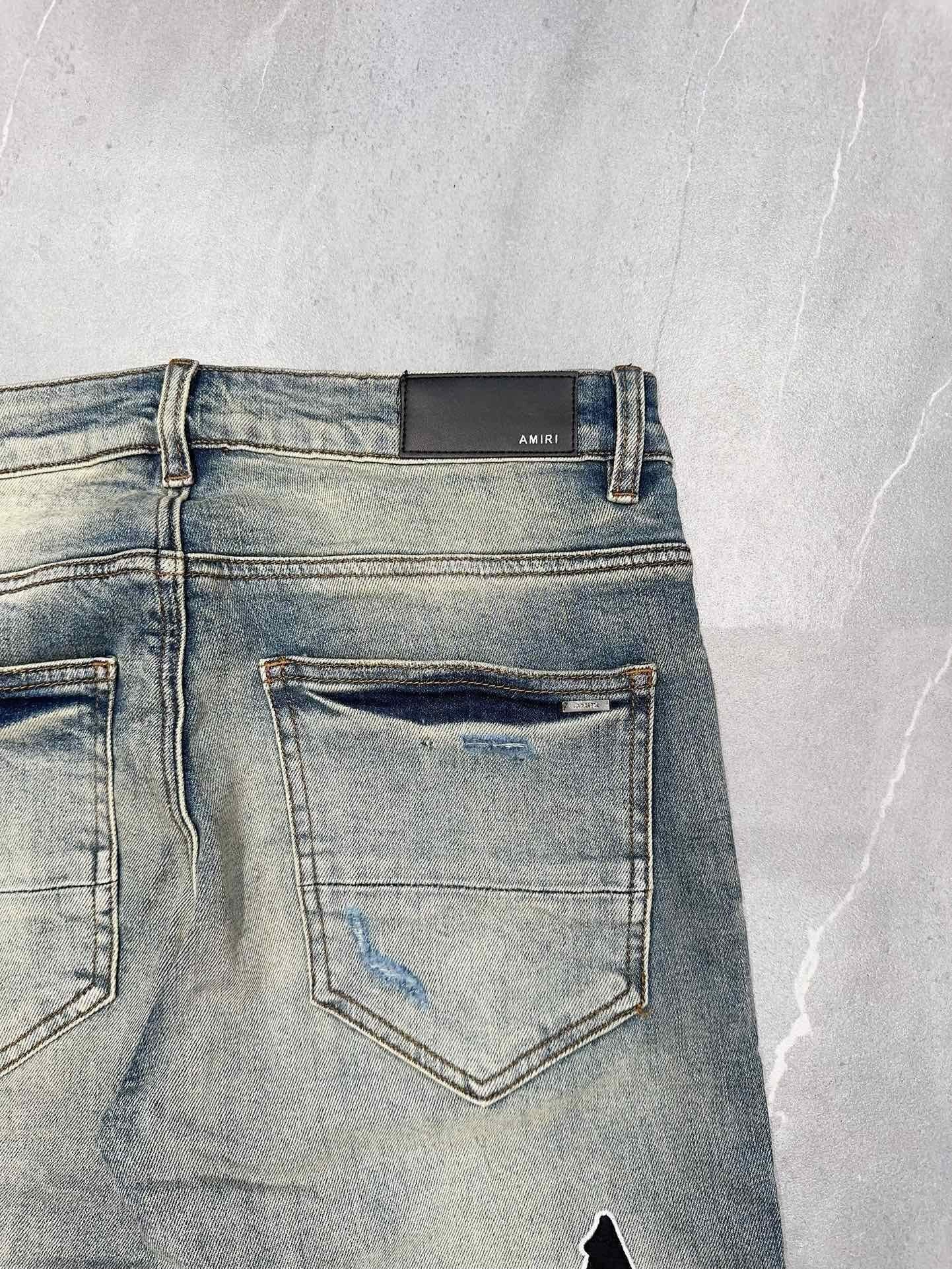 DISTRESSED DENIM “Hanging Distressed Blue”