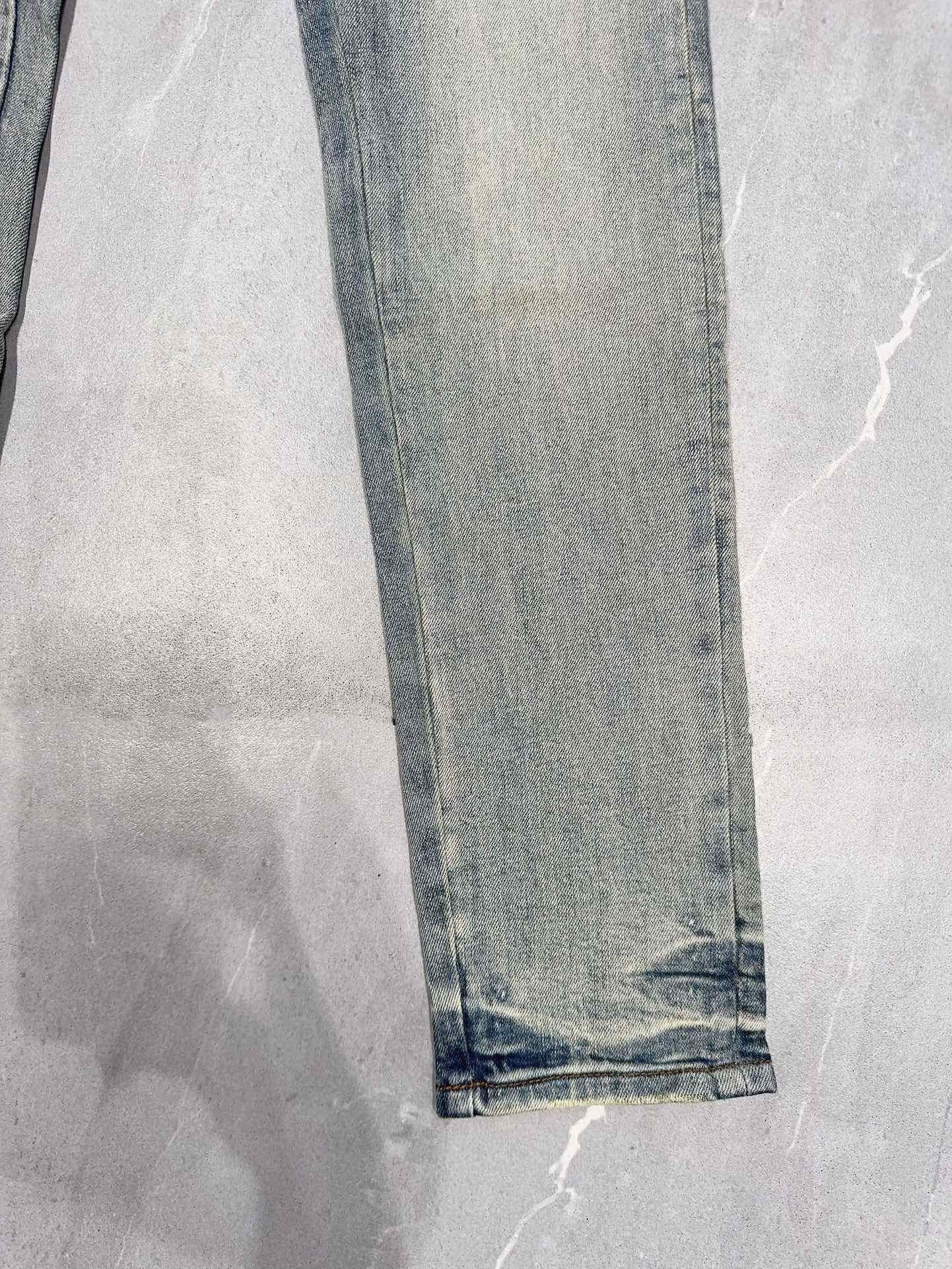 DISTRESSED DENIM “Hanging Distressed Blue”