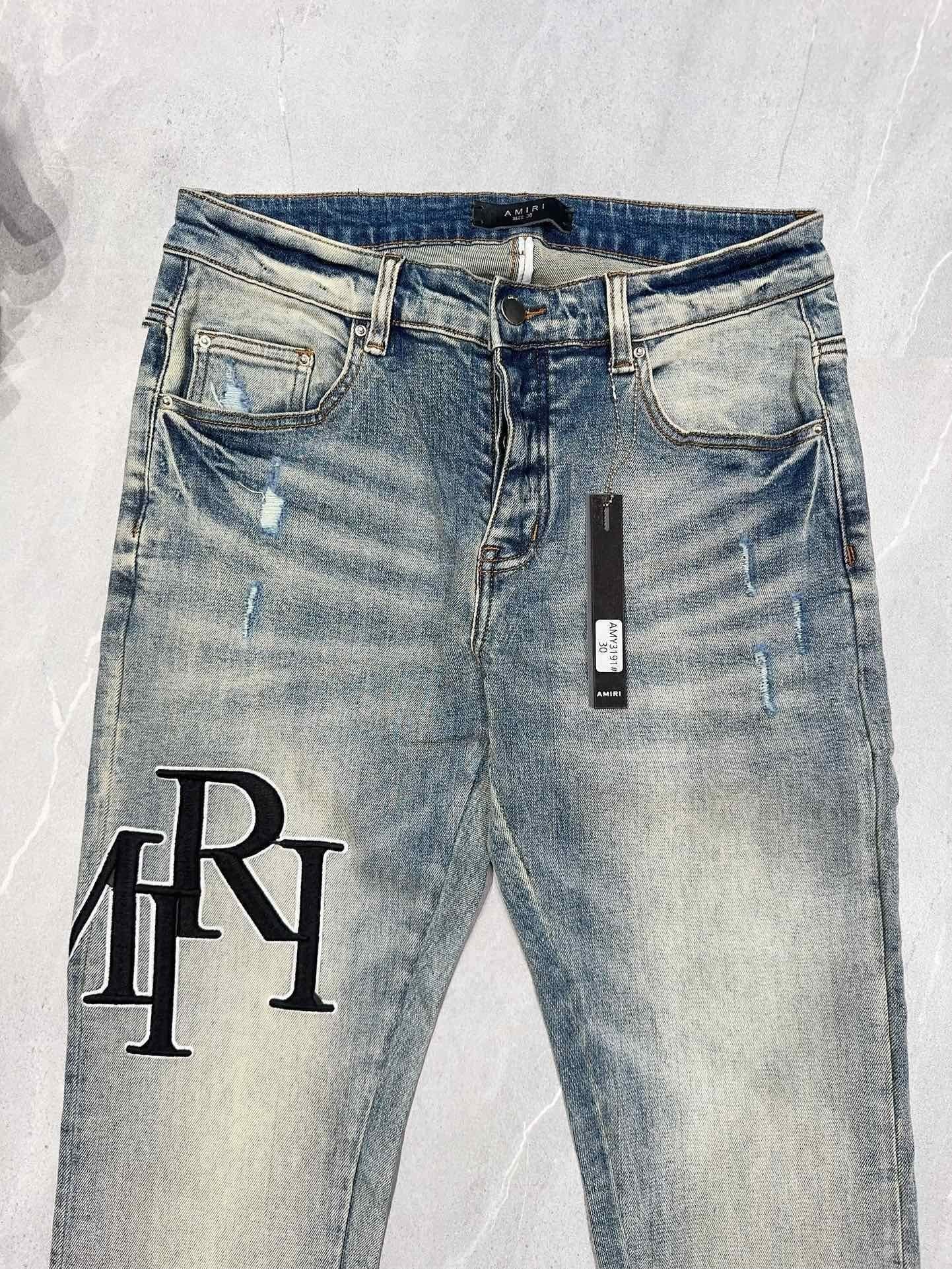 DISTRESSED DENIM “Hanging Distressed Blue”