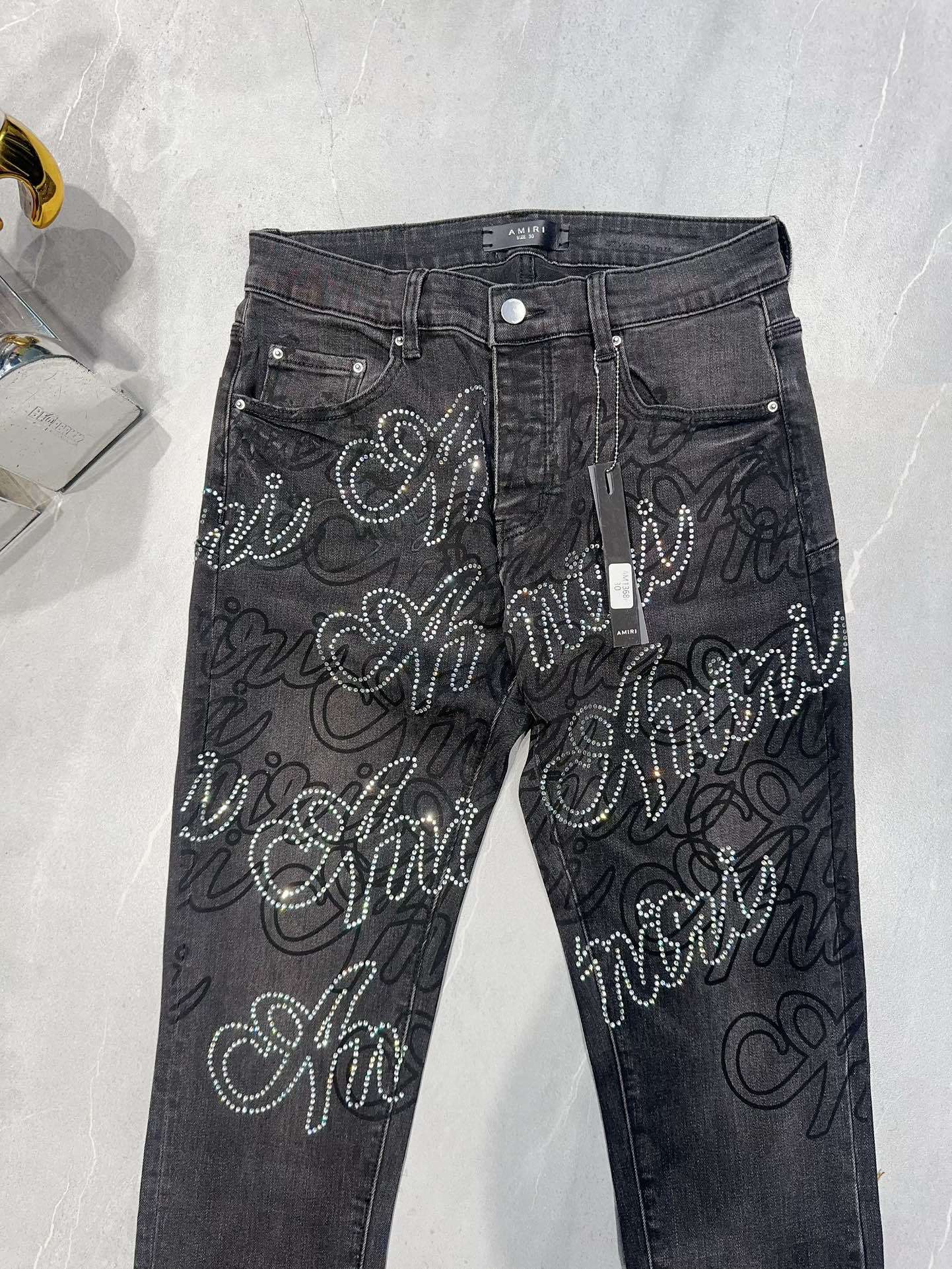 DISTRESSED DENIM “Seamless”