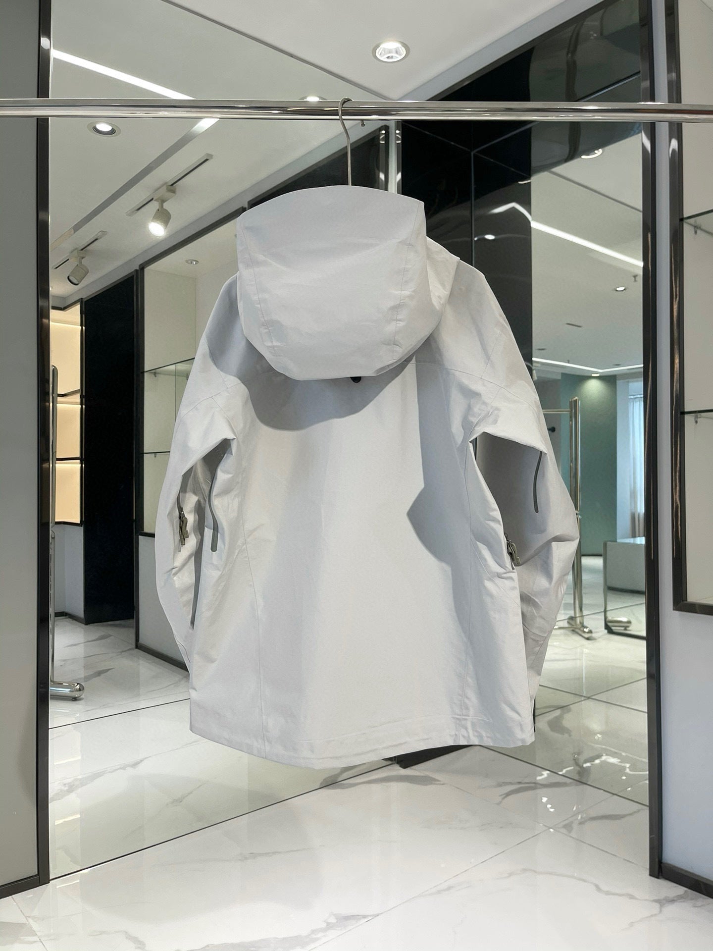 CLIMBERS WINDSHELL “White Grey”
