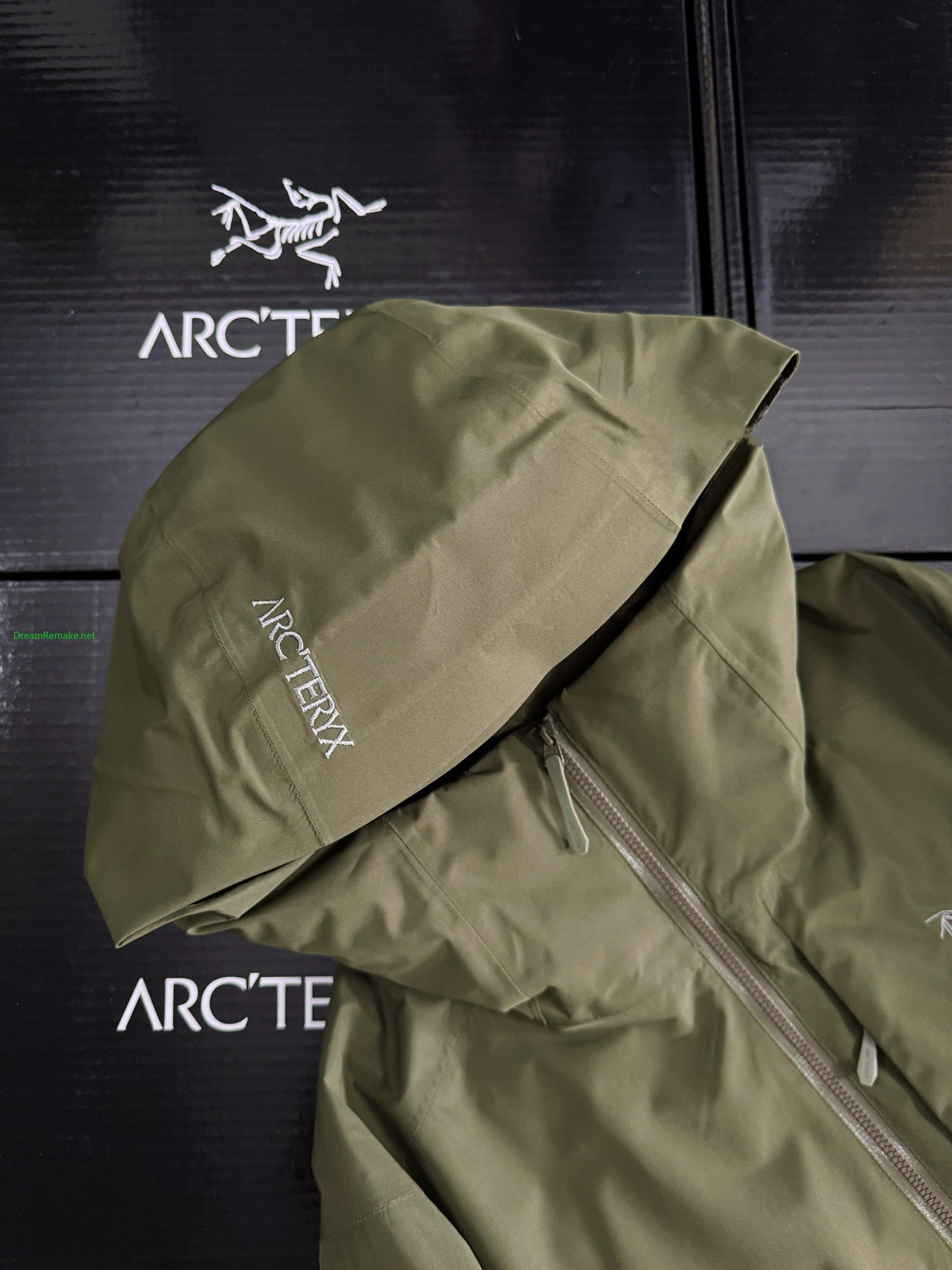 CLIMBERS WINDSHELL “Military Green”
