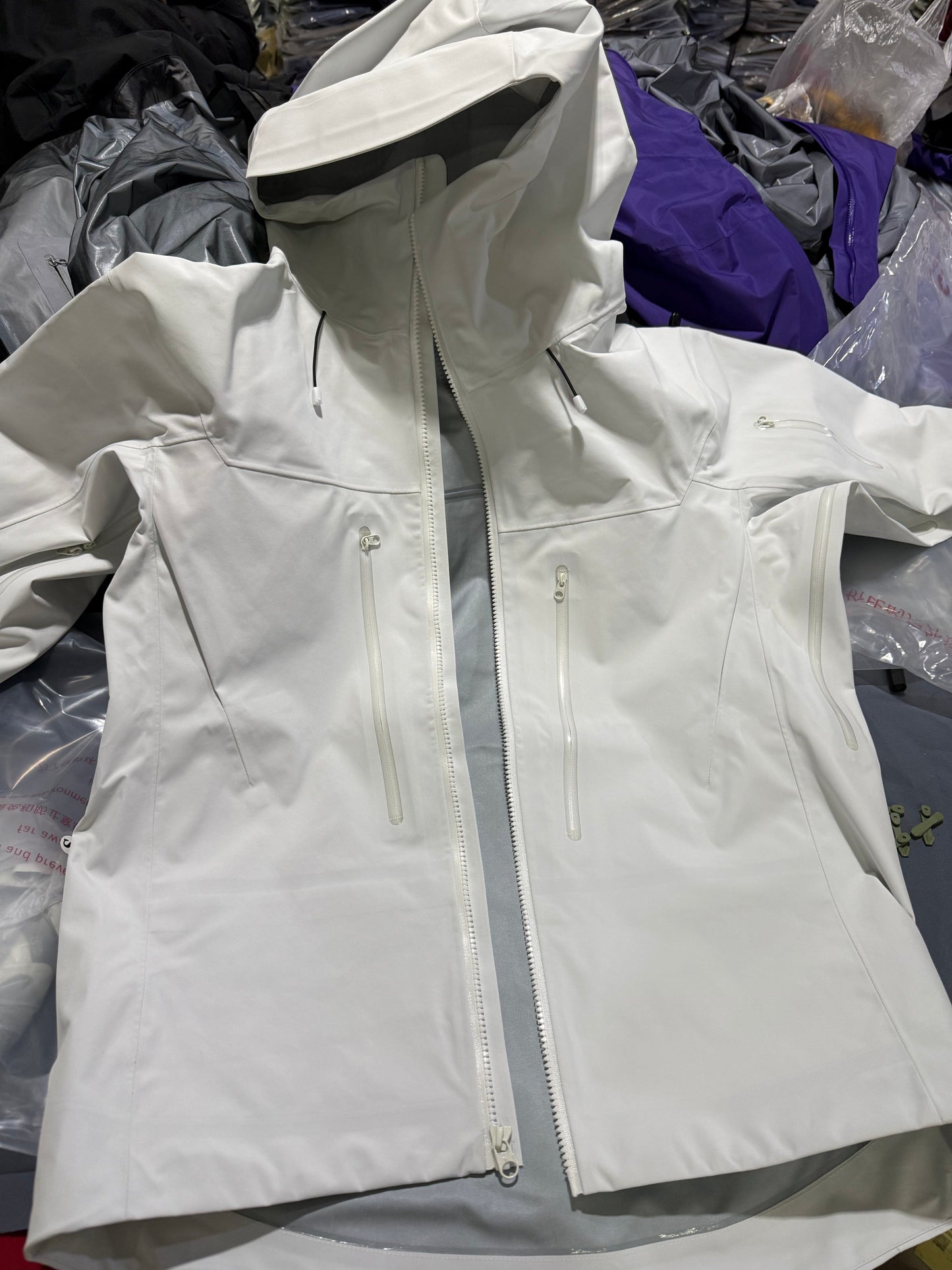 CLIMBERS WINDSHELL “Polar White”