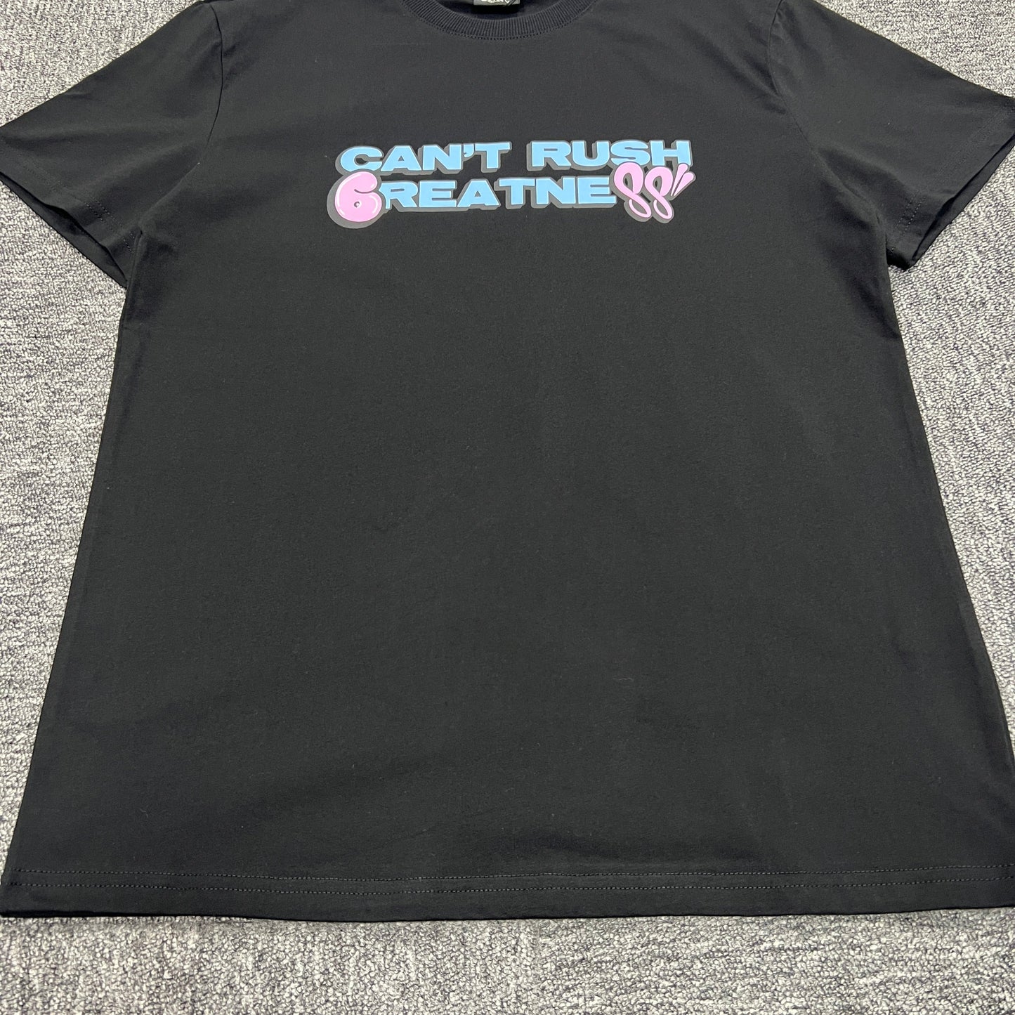 UTILITY GRAPHIC TEE “Can't Rush Greatness”