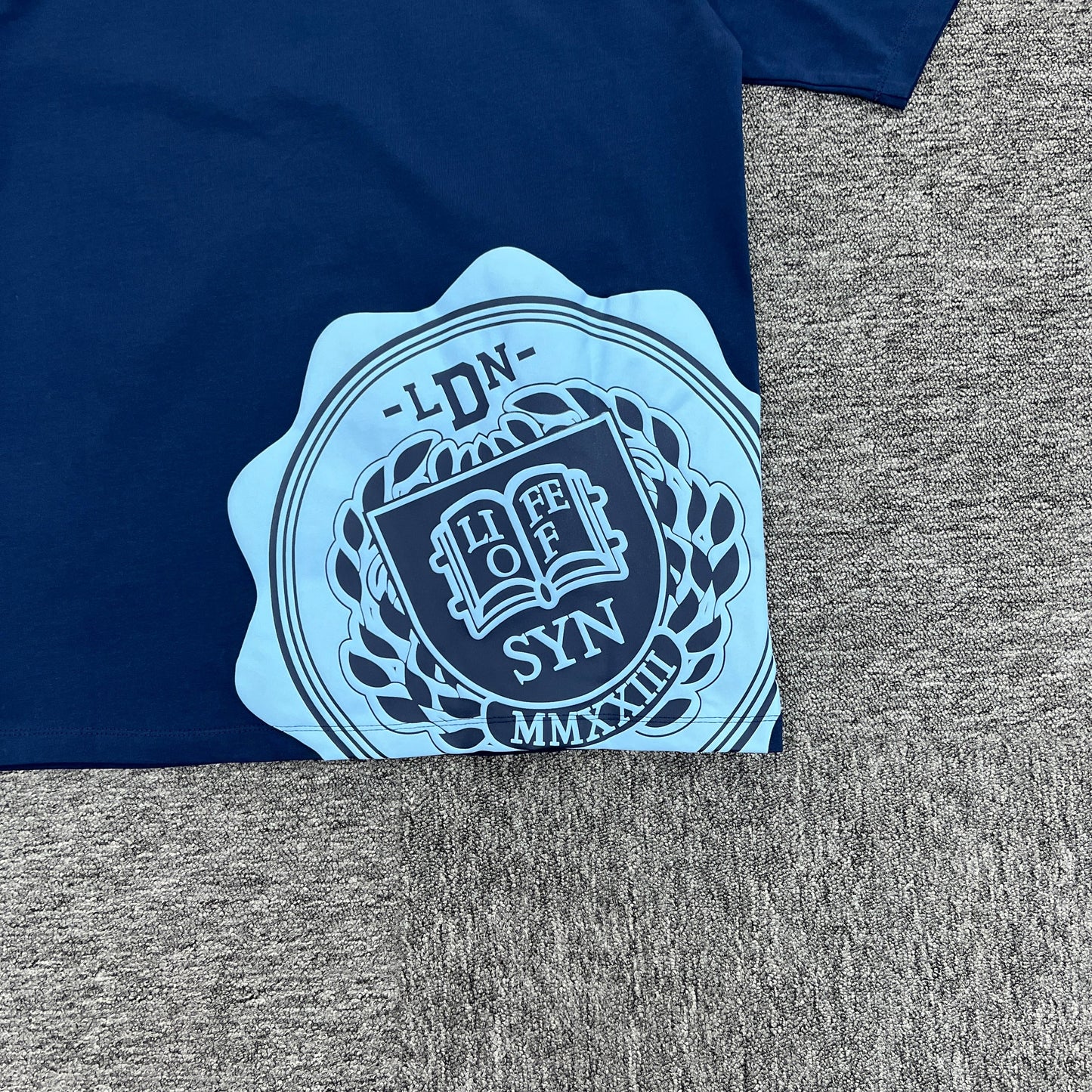 UTILITY GRAPHIC TEE “Blue Marine”