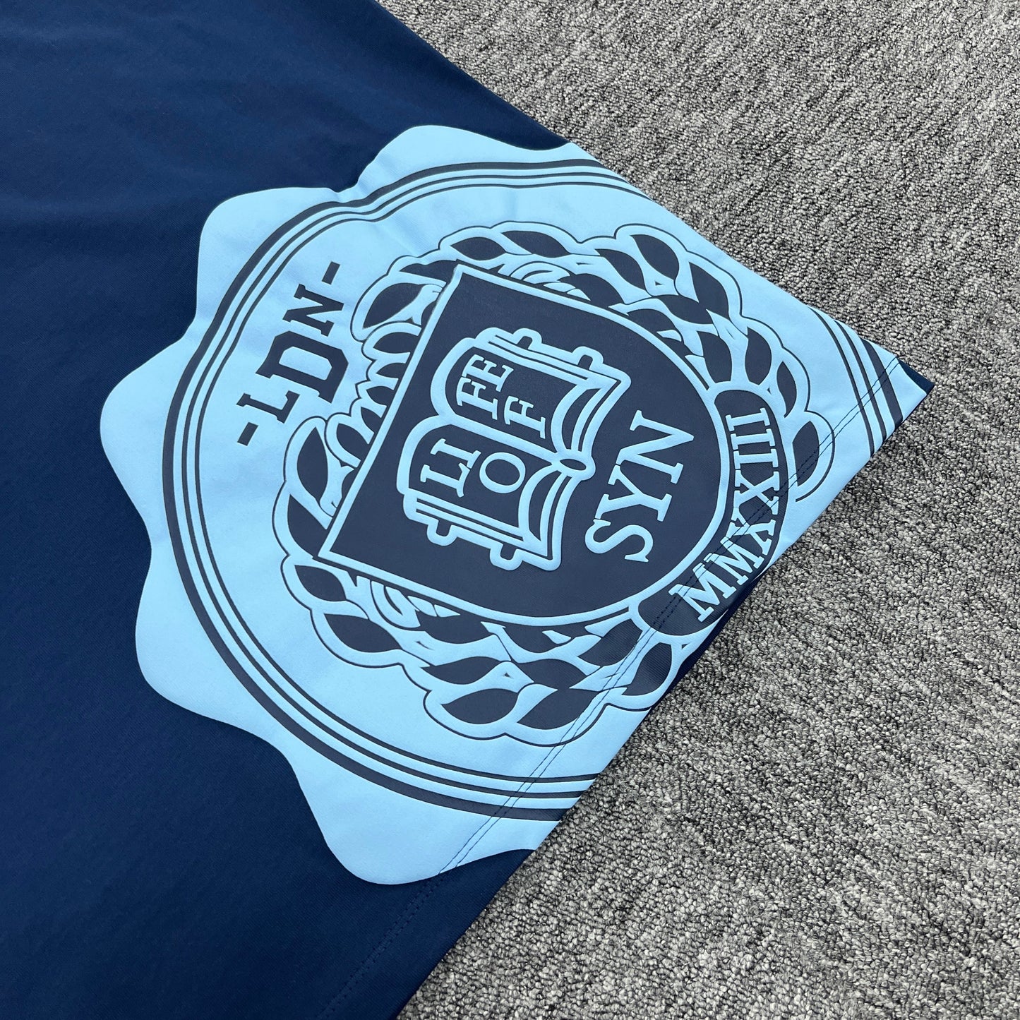 UTILITY GRAPHIC TEE “Blue Marine”