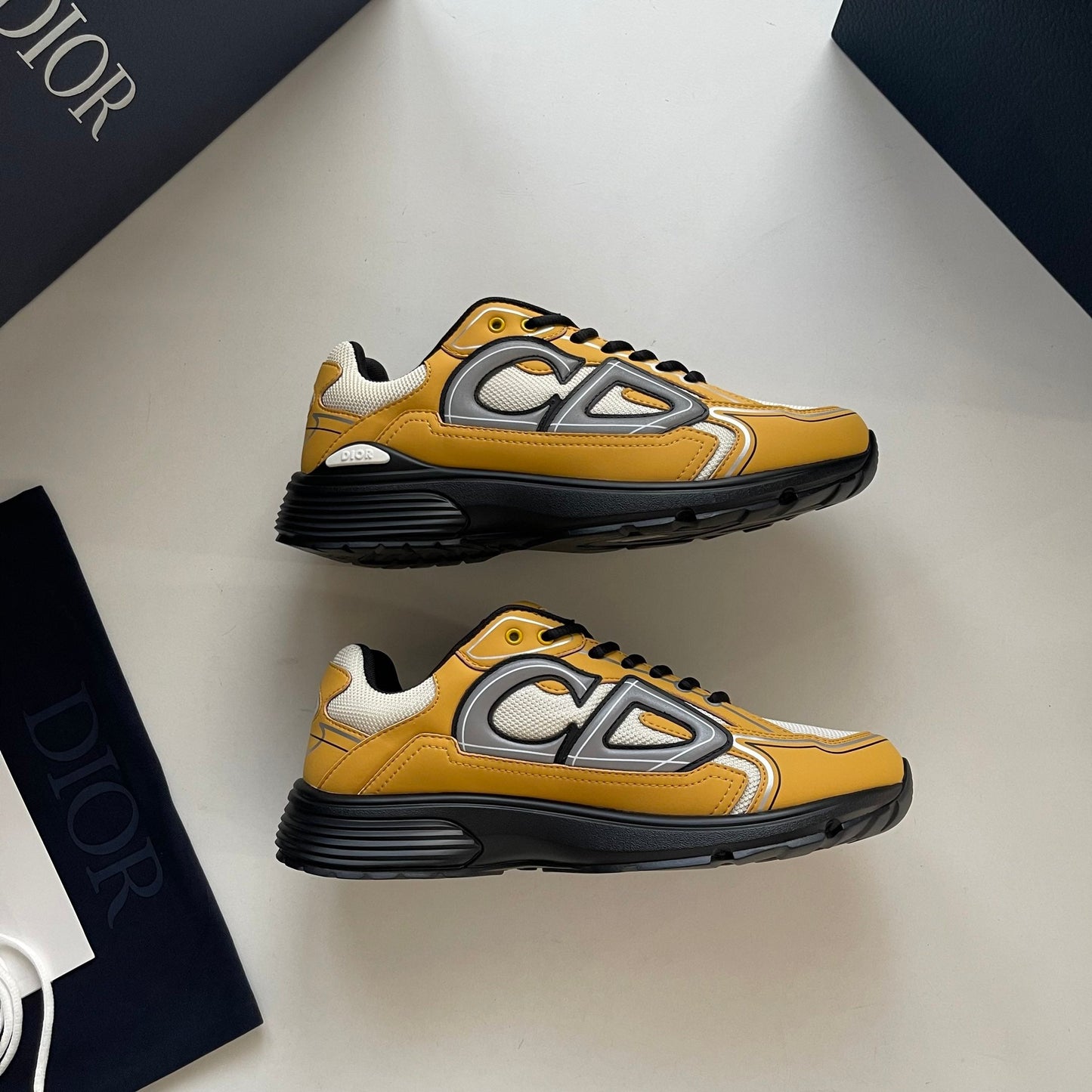 LOW RUNNER B30 “Black & Yellow”